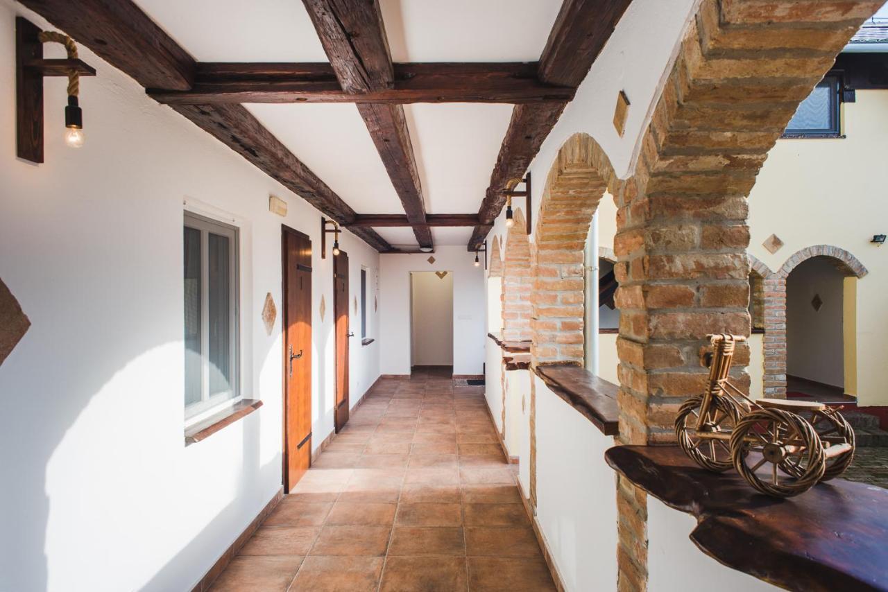 Tri Mudraca Inn Karanac エクステリア 写真