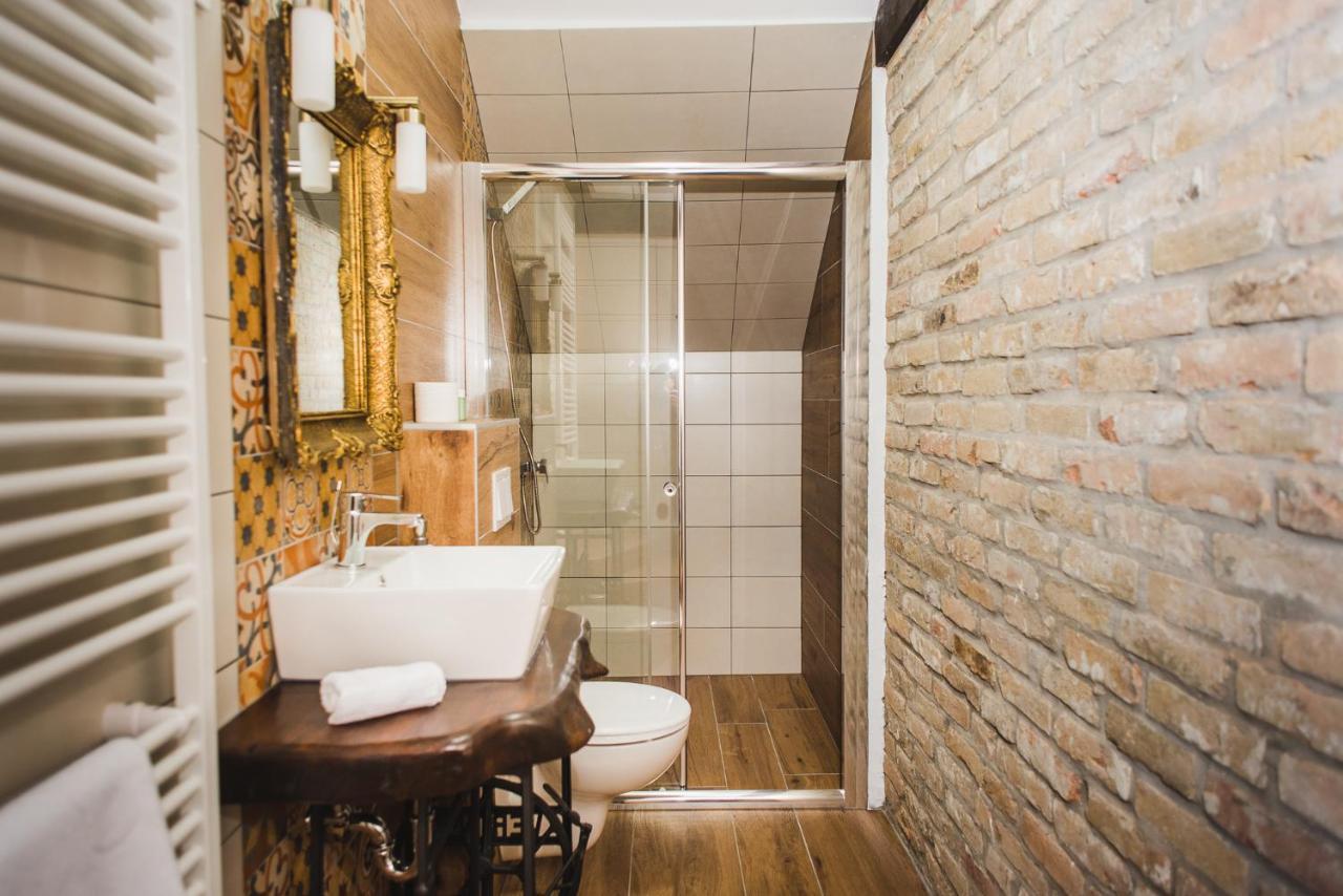 Tri Mudraca Inn Karanac エクステリア 写真