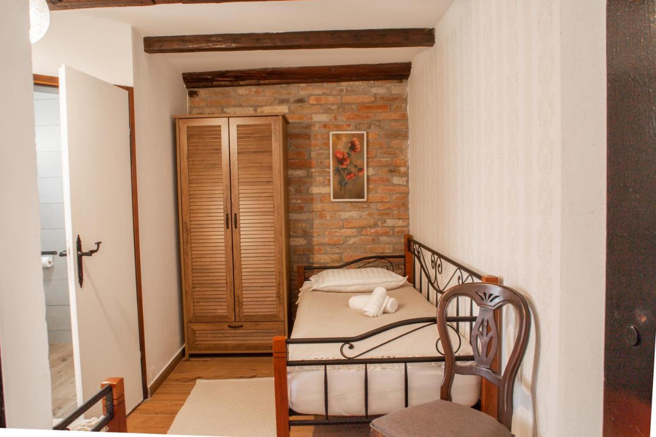 Tri Mudraca Inn Karanac エクステリア 写真